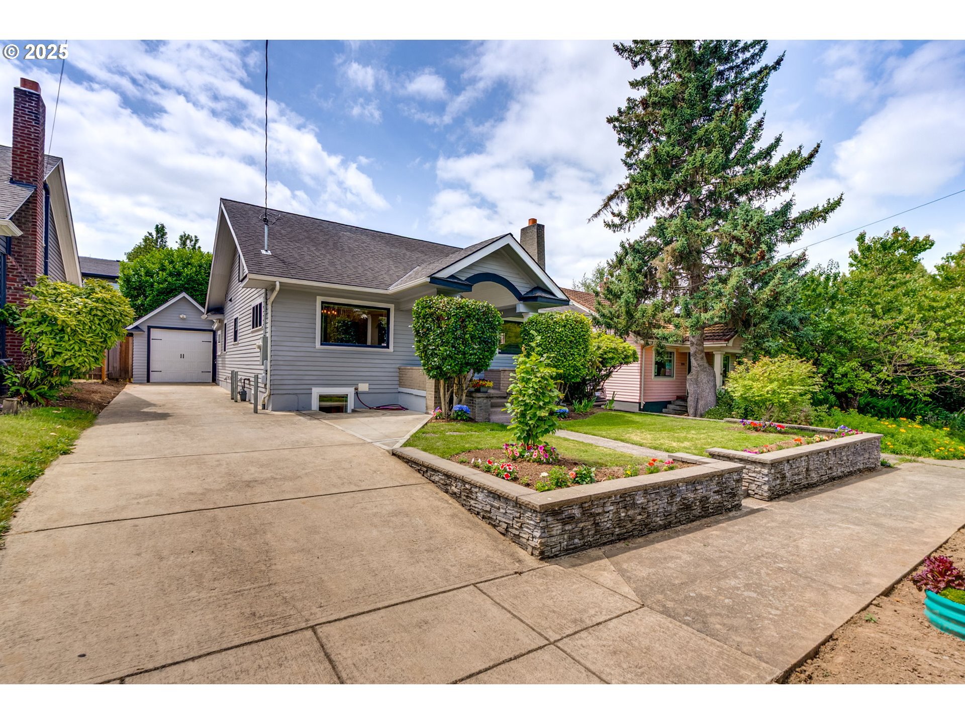 Property Photo: 2304 SE Sherman St OR 97214