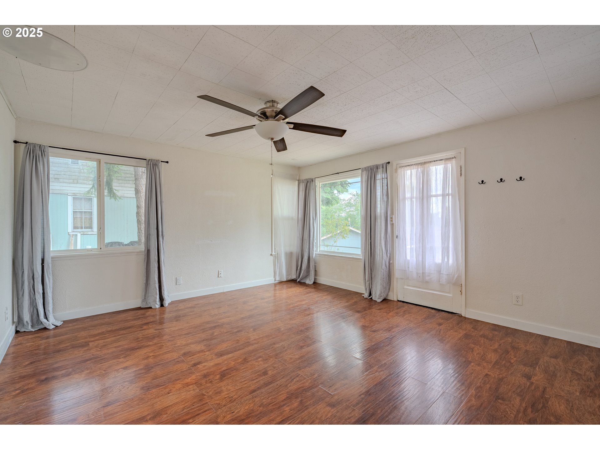 Property Photo: 1520 E 16th Pl WA 98661