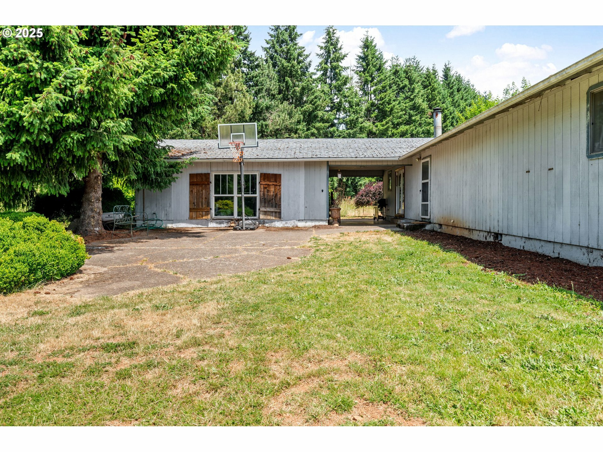 Property Photo: 22224 S Kamrath Rd OR 97045