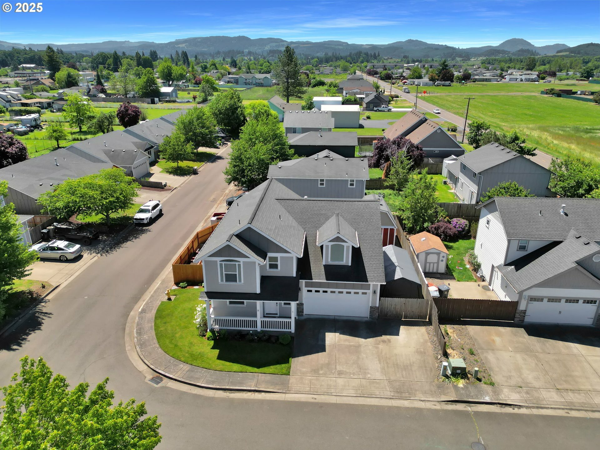Property Photo: 1027 Turtledove Loop OR 97355