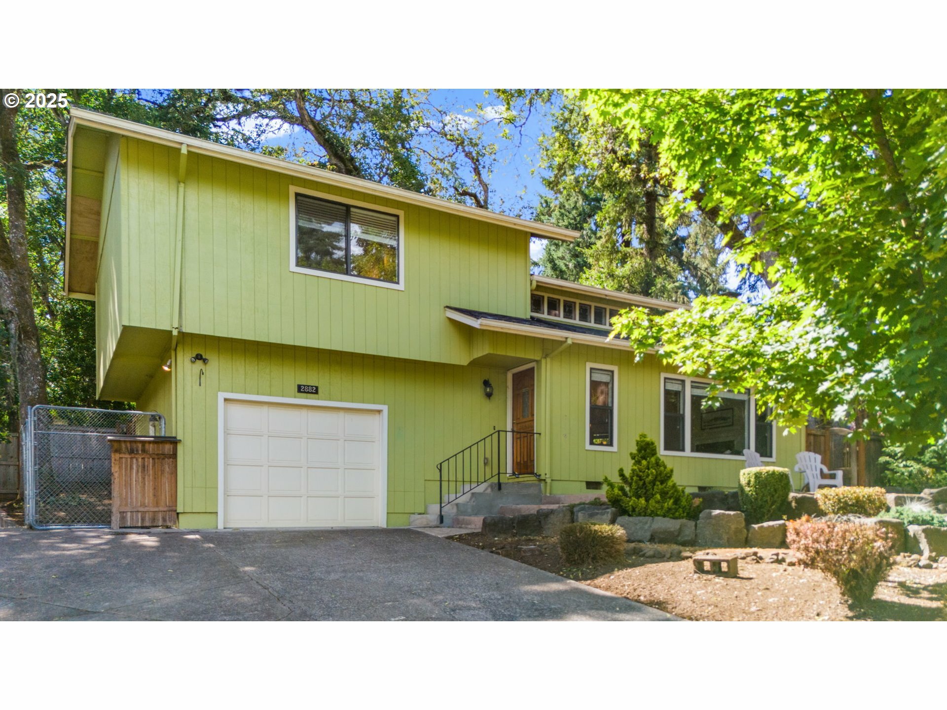 Property Photo: 2882 Chambers St OR 97405