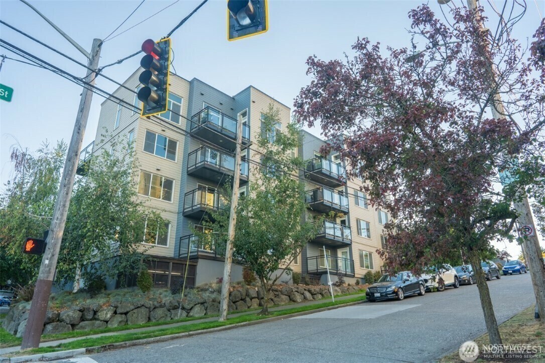 Property Photo: 3202 SW Avalon Way 303 WA 98126