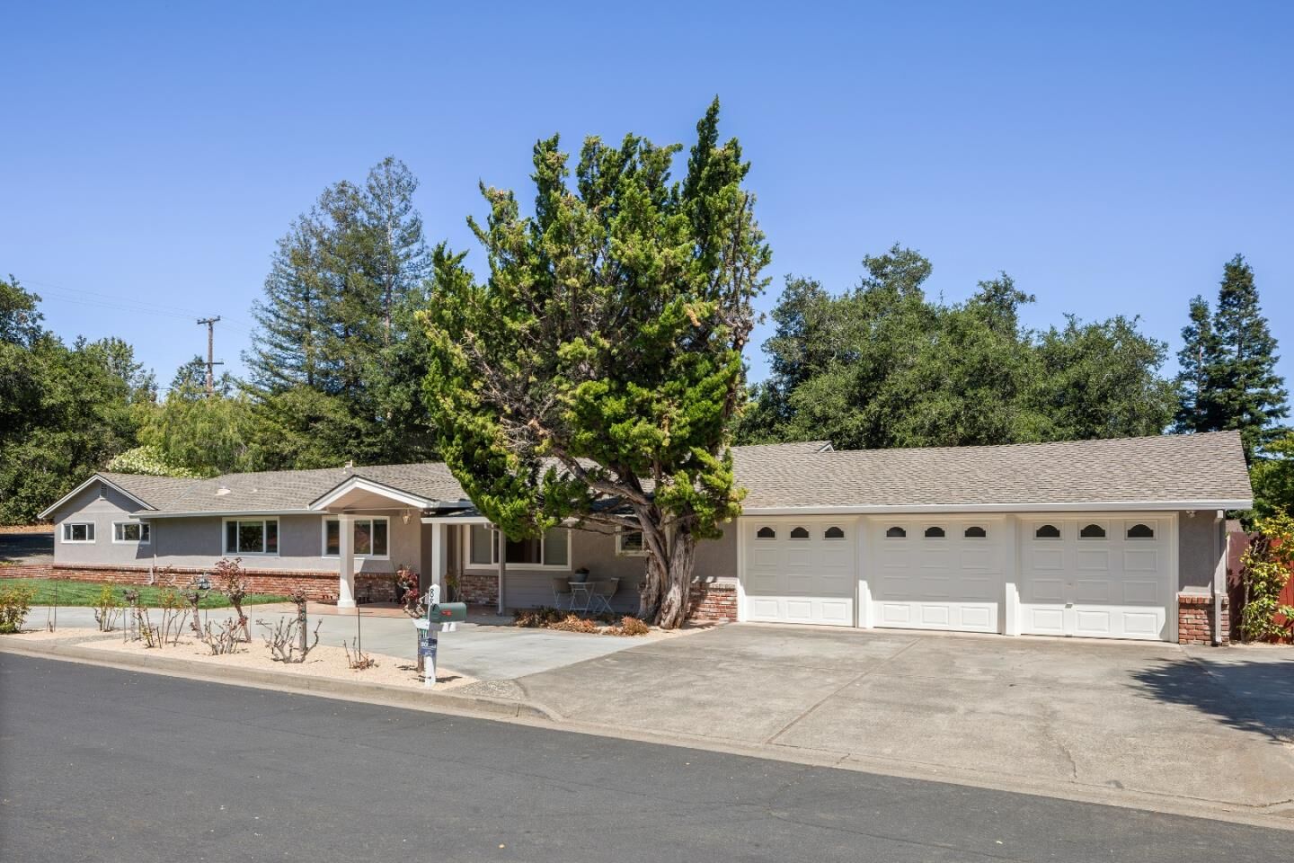 Property Photo: 880 Moana Court CA 94306