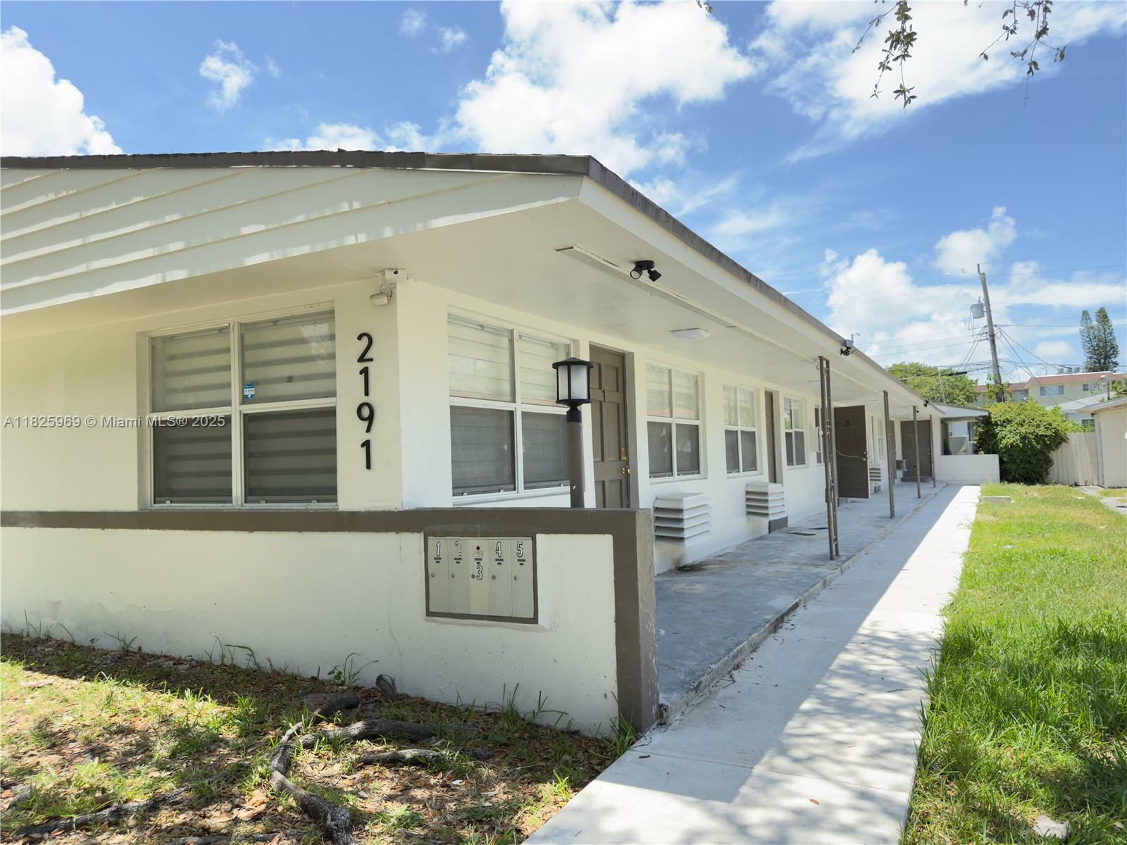 Property Photo: 2191 NE 167th St 4 FL 33162