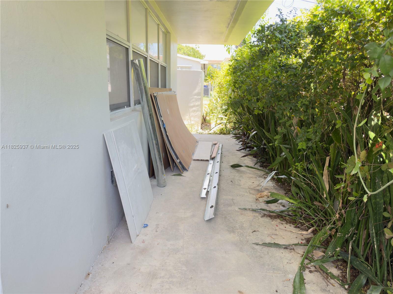 Property Photo: 2191 NE 167th St 5 FL 33162