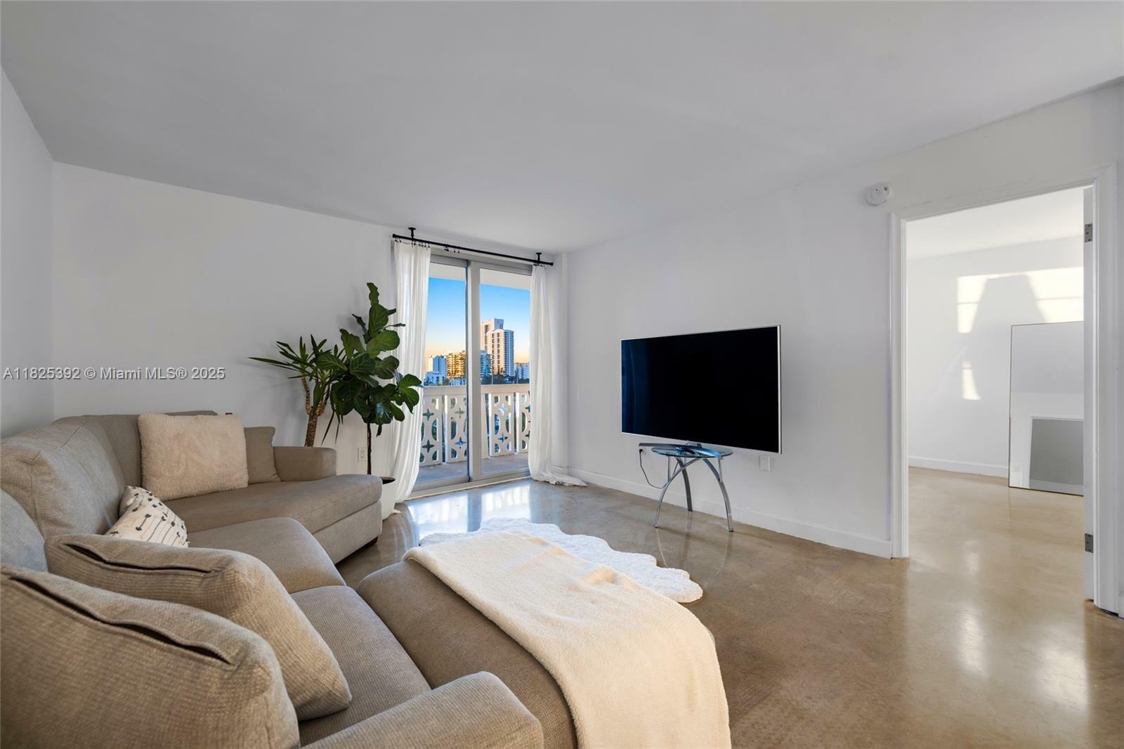 Property Photo: 1020 Meridian Ave 816 FL 33139