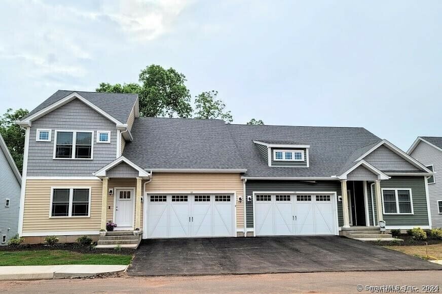 Property Photo: 4 Lombard Circle 4 CT 06473