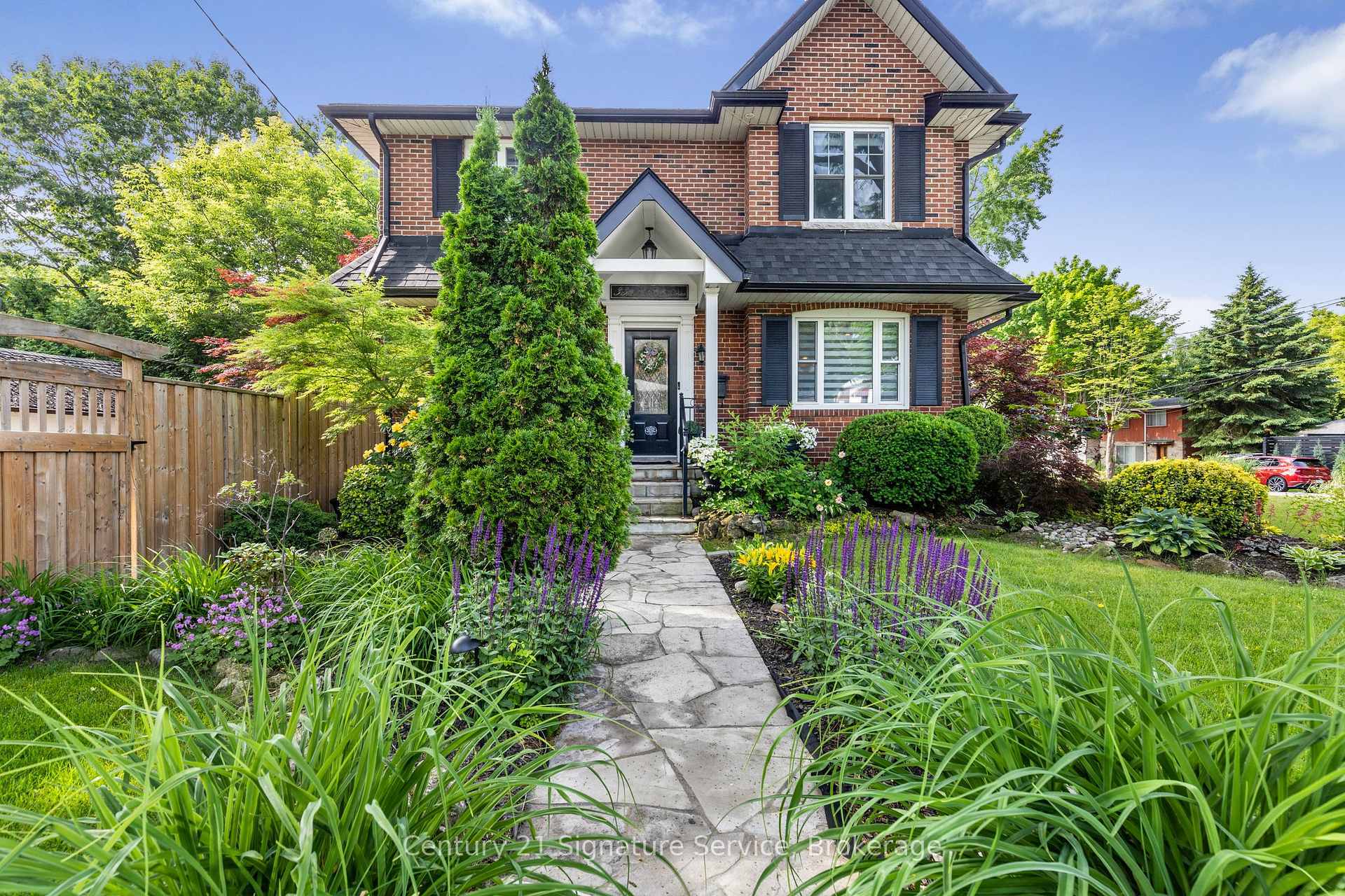 Photo de la propriété: 33 McIntosh Avenue ON M8Y 3E1