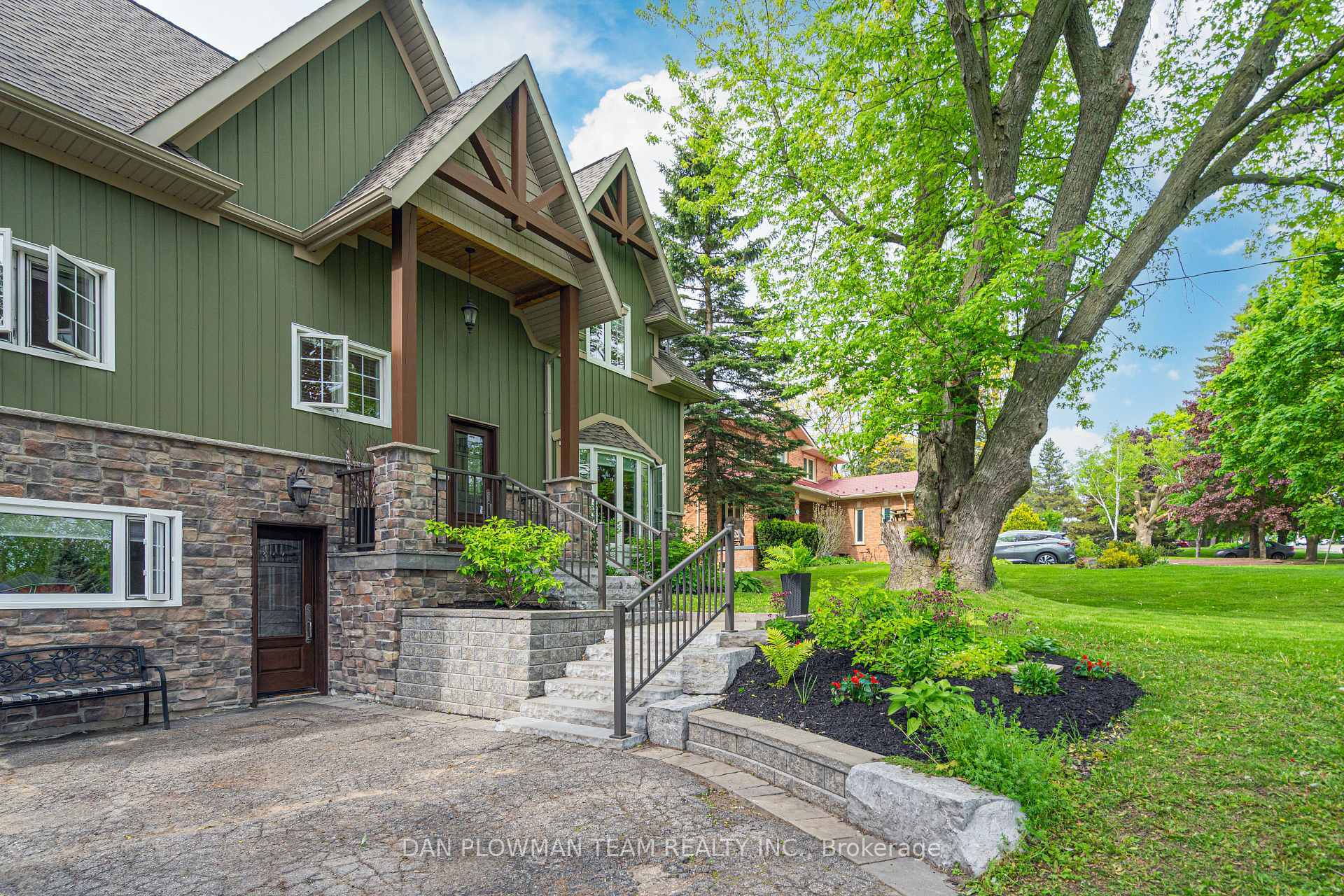 Property Photo: 28 Bradley Boulevard ON L0B 1J0