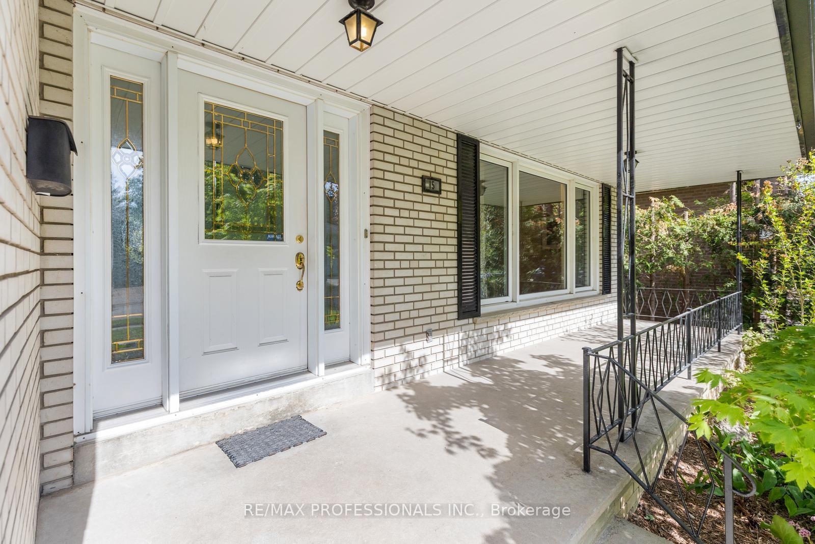 Photo de la propriété: 15 Warrender Avenue ON M9B 5Z3