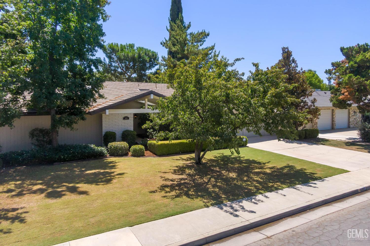 Property Photo: 600 Jamaica Way CA 93309