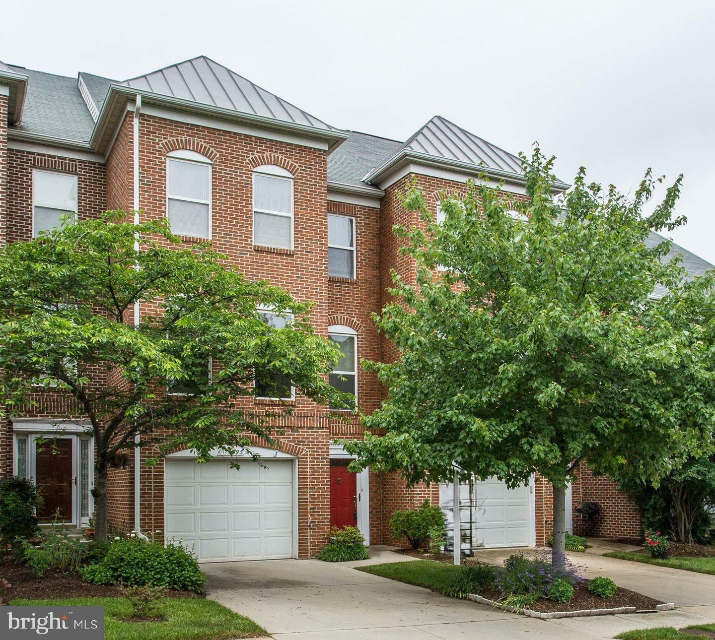 Property Photo: 12095 Edgemere Circle VA 20190