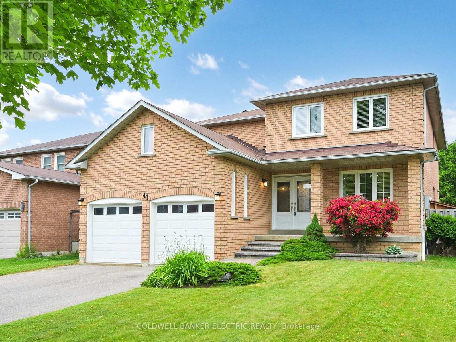 Property Photo:  41 Falstaff Crescent  ON L1R 1W3 
