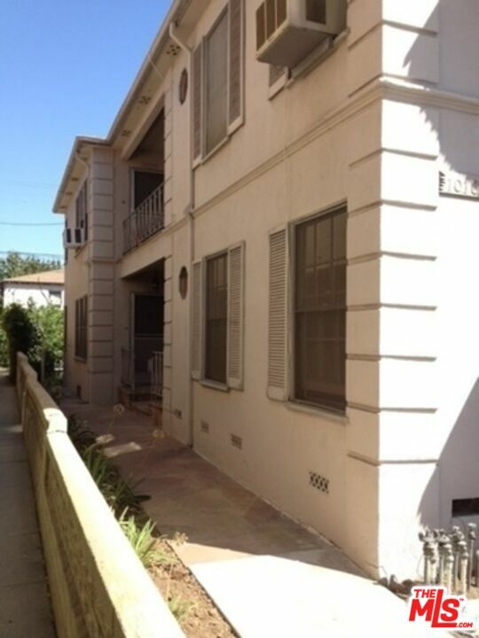 Property Photo: 1018 1/2 S Wooster St CA 90035