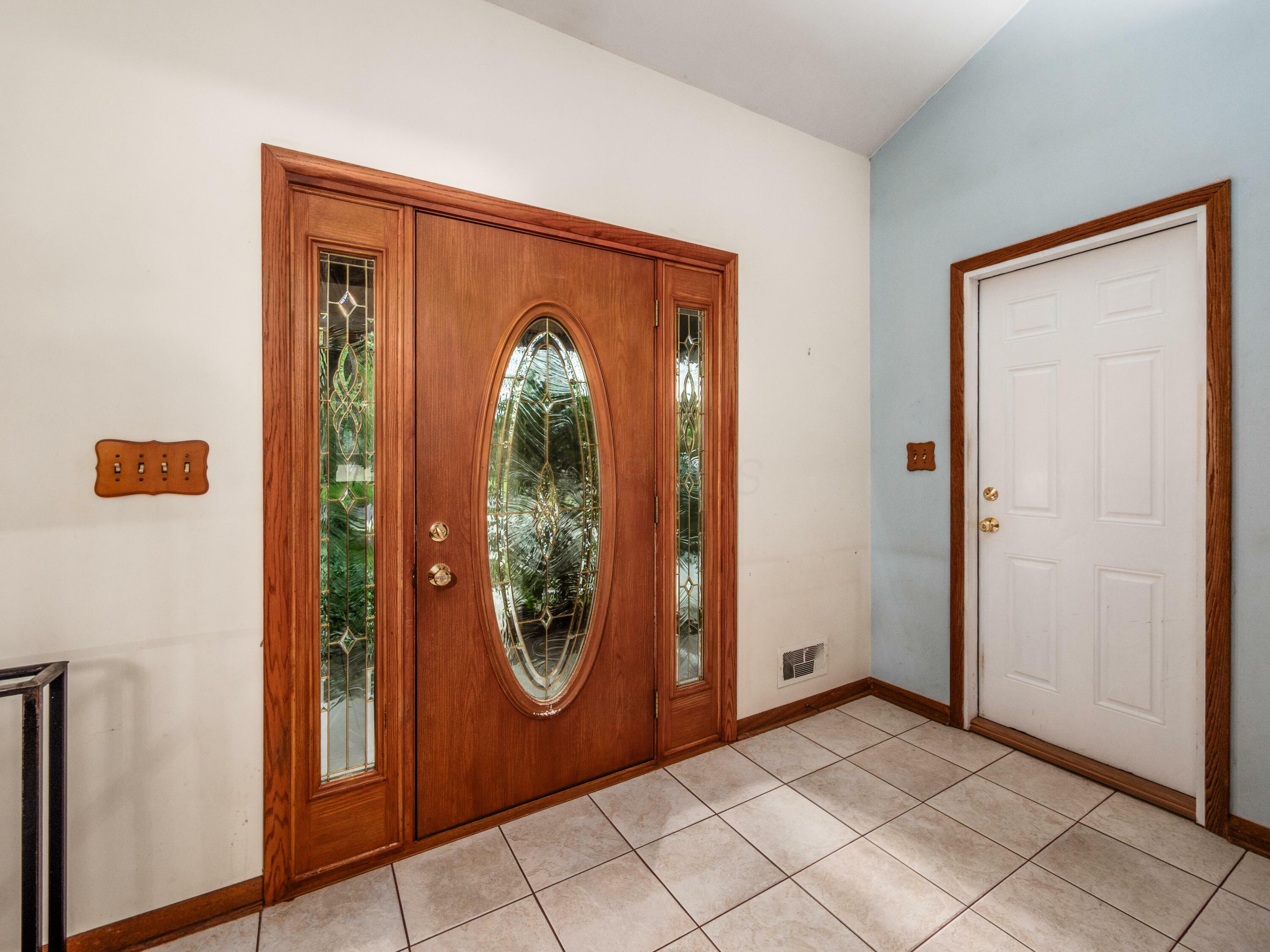 Property Photo: 1530 Pemberton Drive OH 43221