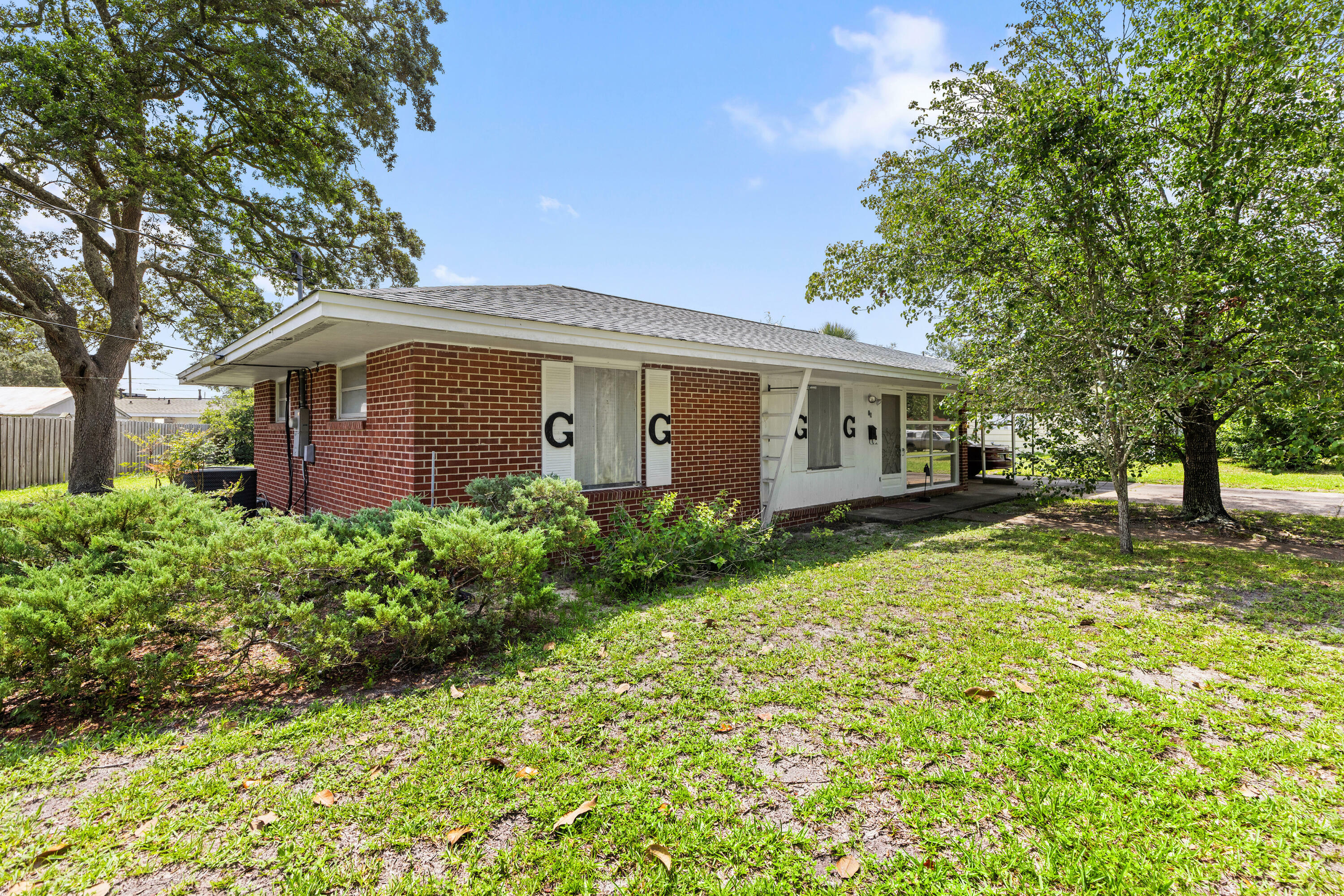 Property Photo: 19 Stewart Circle FL 32547