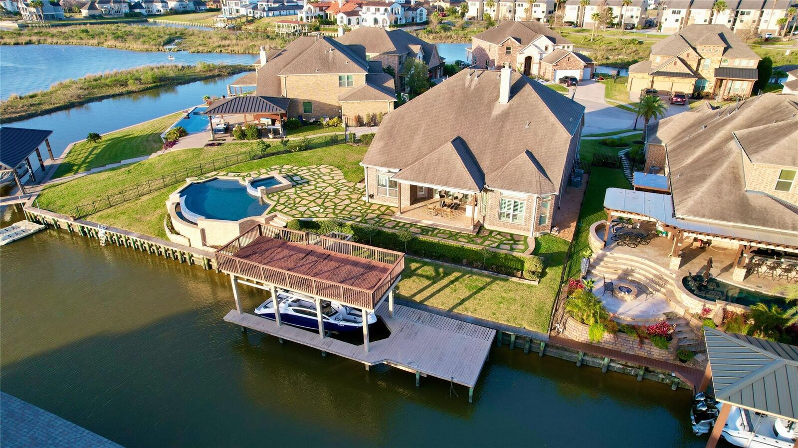 Property Photo: 853 Coastal Court TX 77573