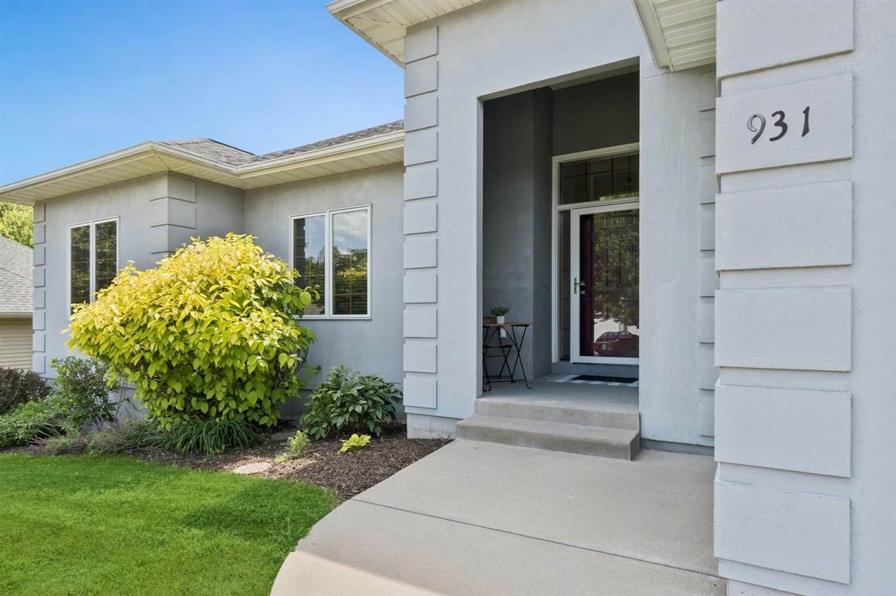 Property Photo: 931 Tamarack Trl IA 52245