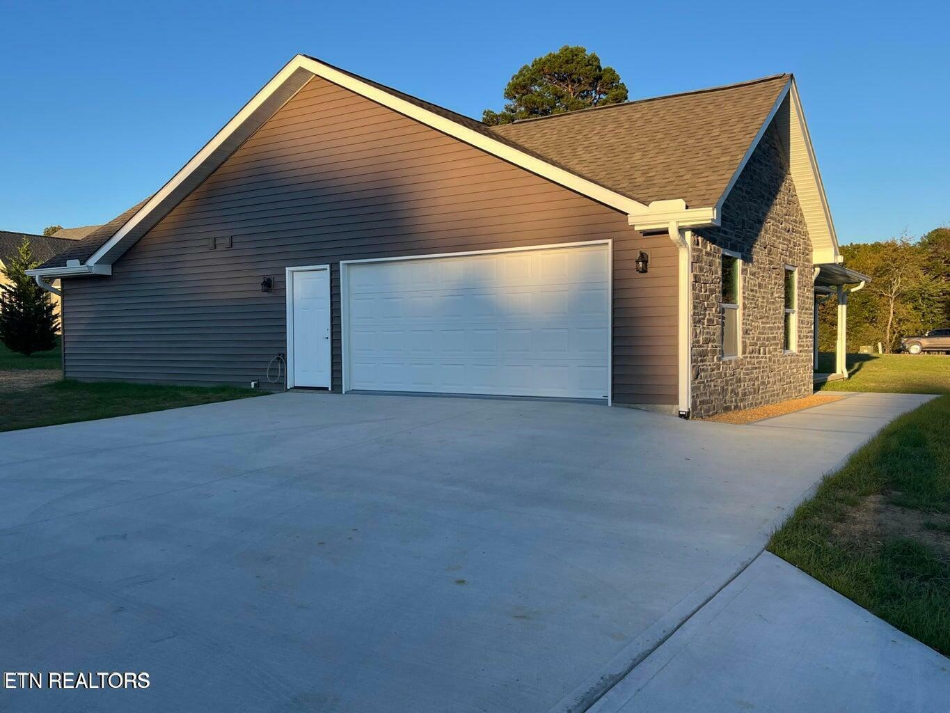 Property Photo: 453 Hinch Mountain View Rd TN 38555