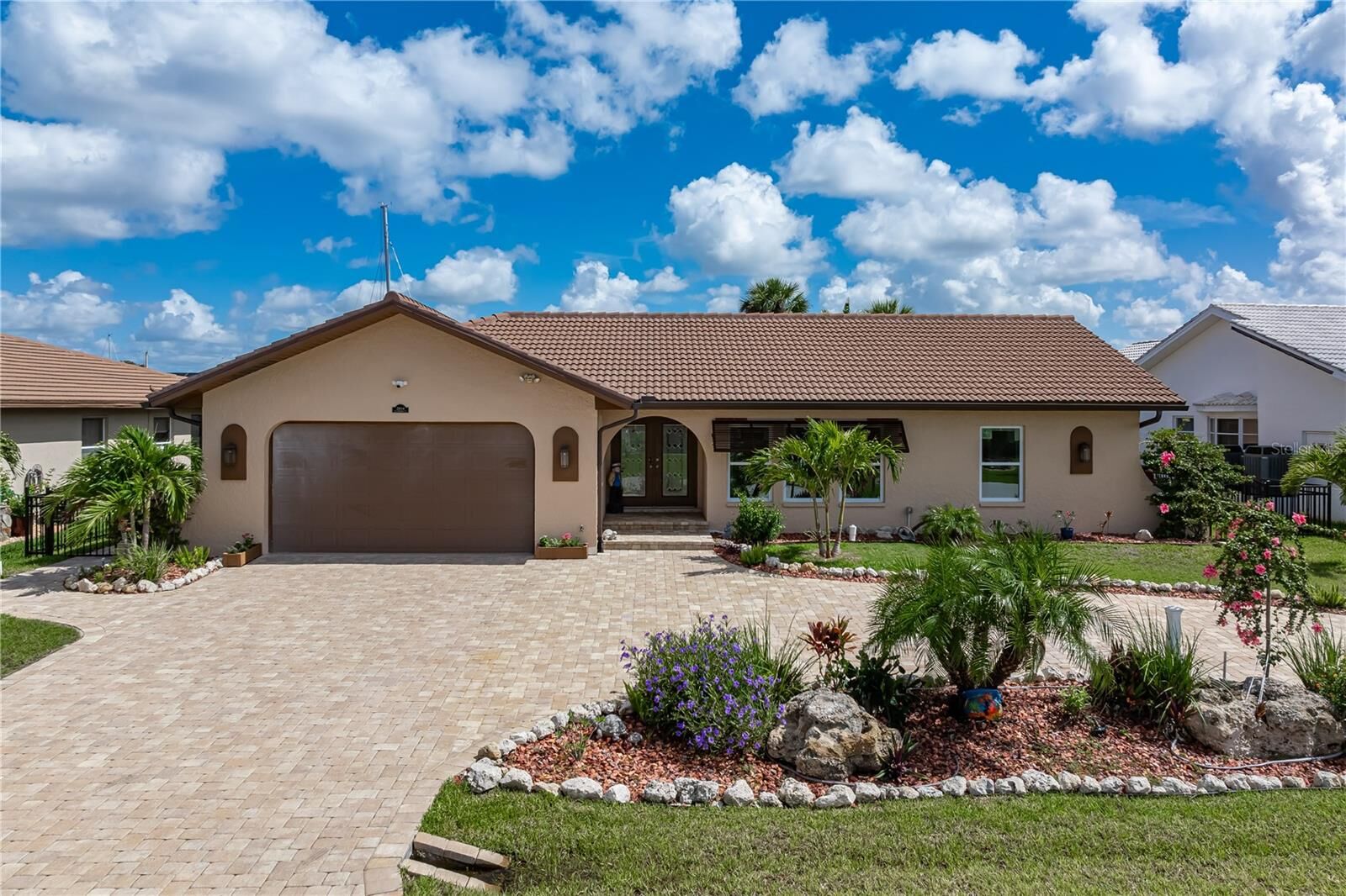 Property Photo:  2814 La Mancha Court  FL 33950 
