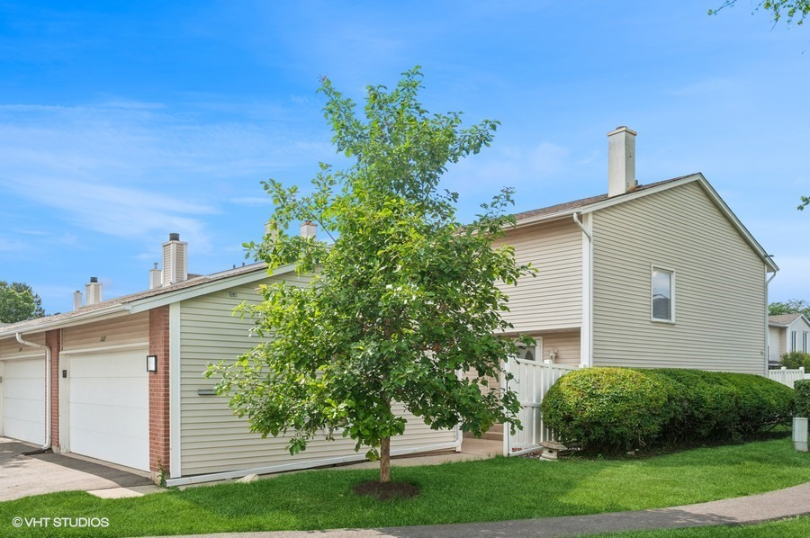 Property Photo: 532 Hummingbird Lane IL 60015
