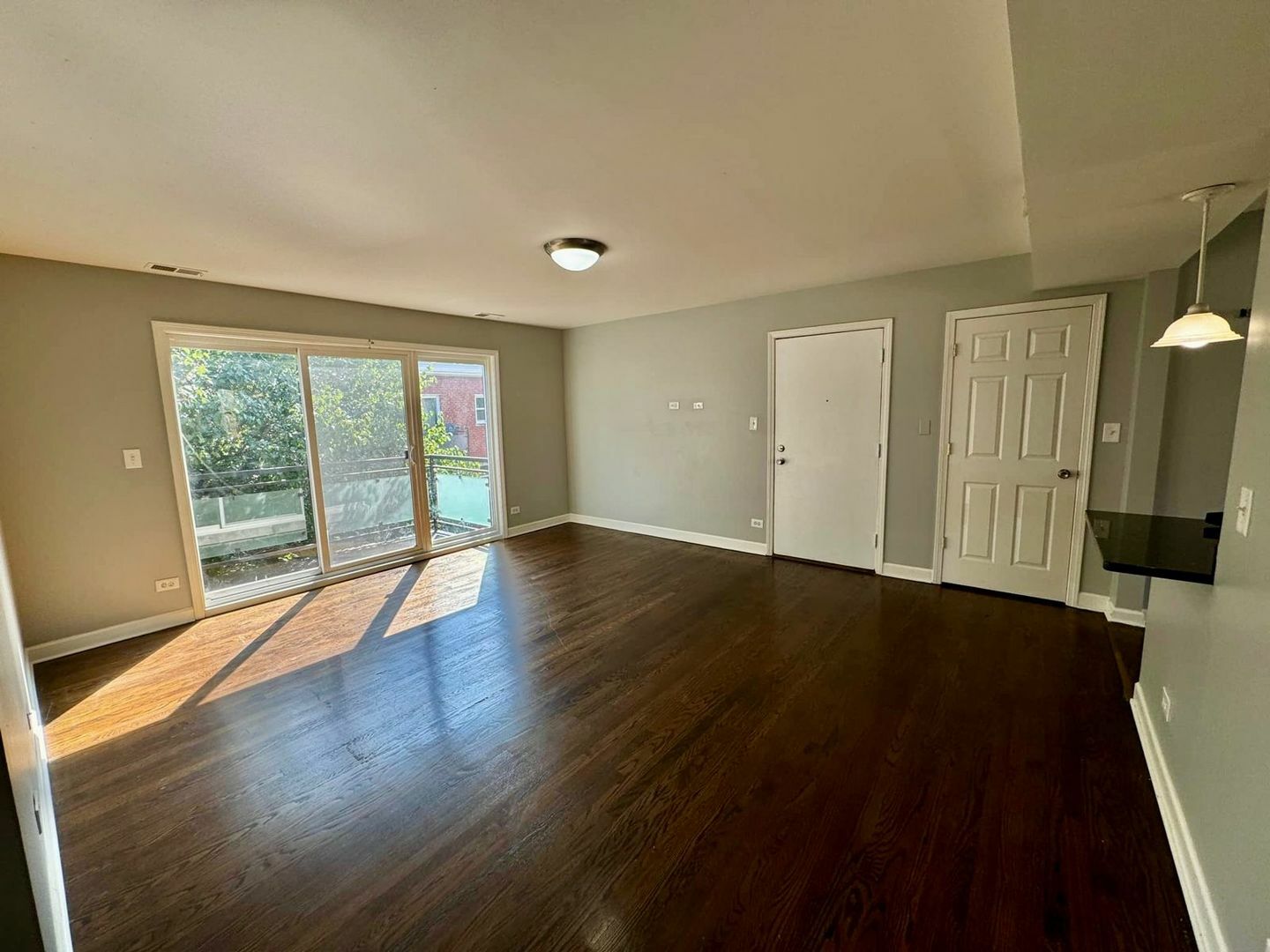 Property Photo: 6433 N Damen Avenue 3E IL 60645