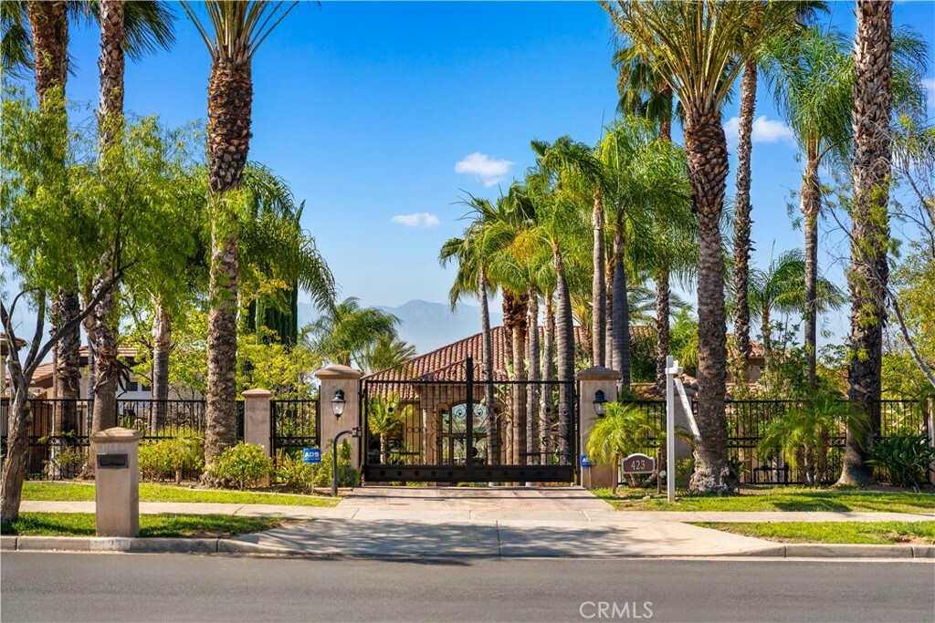 Property Photo: 423 Cleveland Way CA 92881