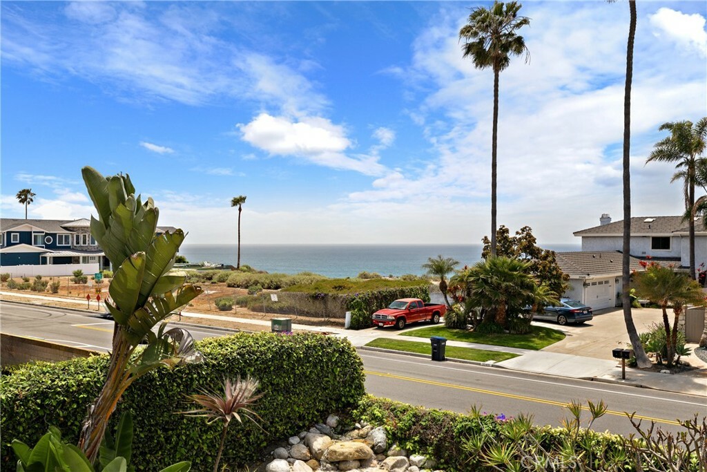 Property Photo:  27492 Via Valor  CA 92624 