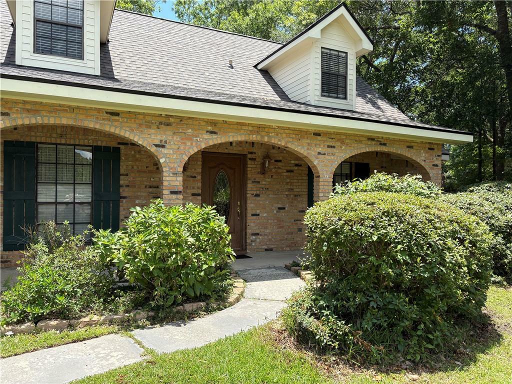 Property Photo: 101 E Queensbury Drive LA 70461