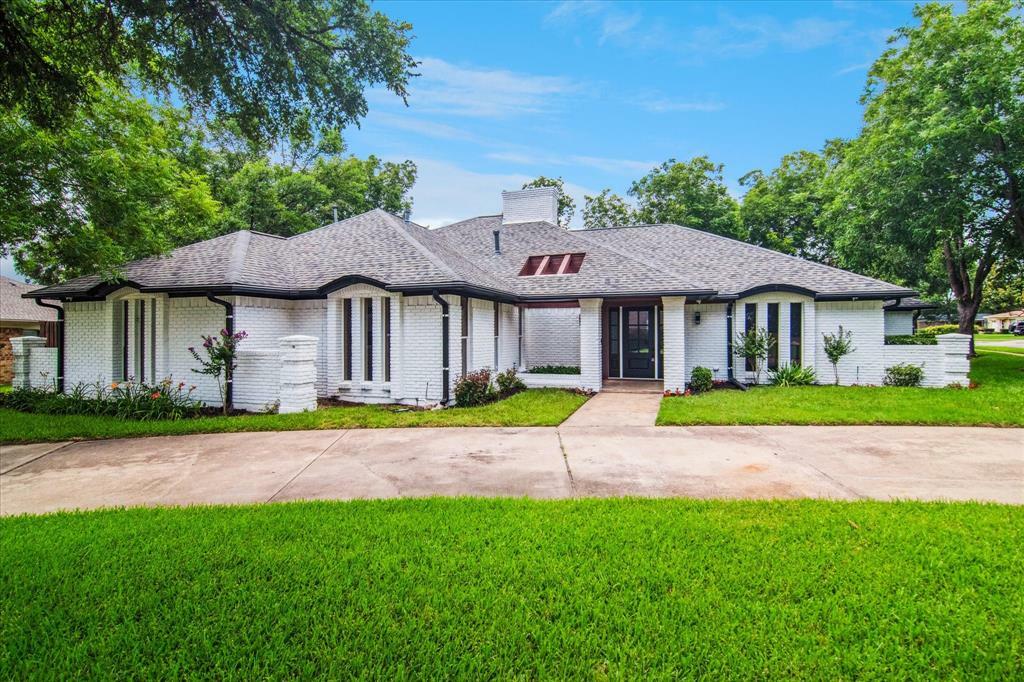 Property Photo: 813 Lakeshore Drive TX 75149