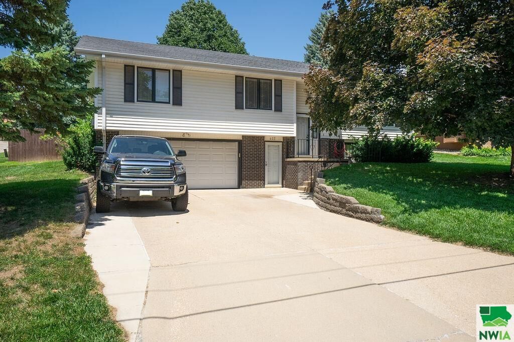 Property Photo: 427 W 35th St IA 51104