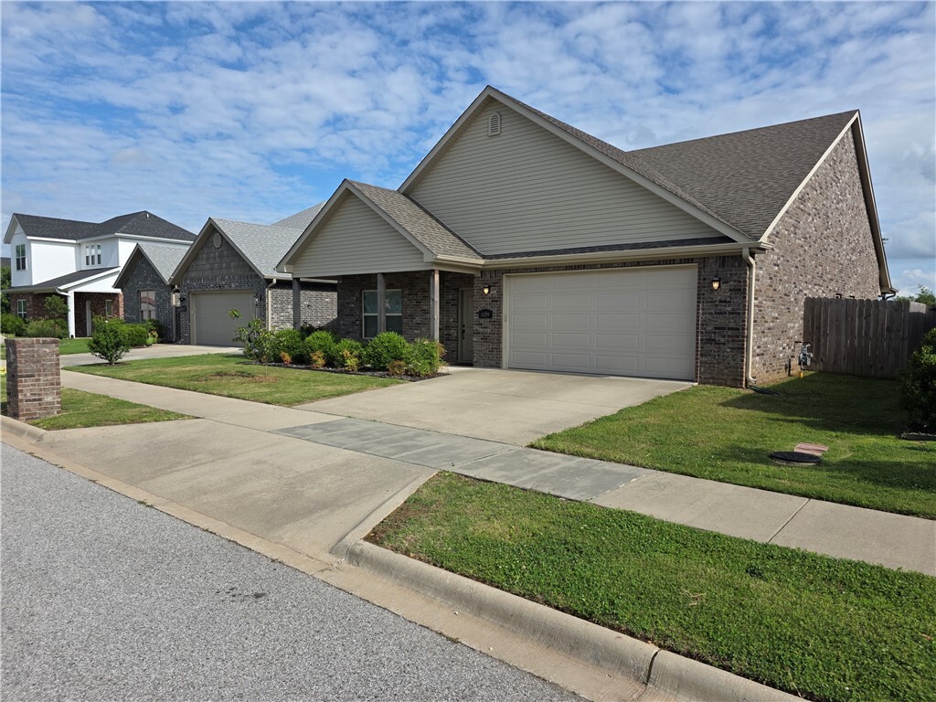 Property Photo: 6159 W Limerick Way AR 72704-4028