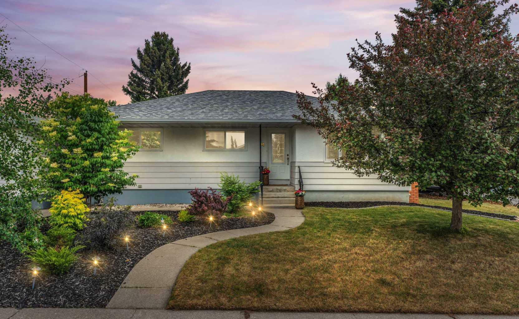 96 Kingsland Place SW  Calgary AB T2V 2K2 photo