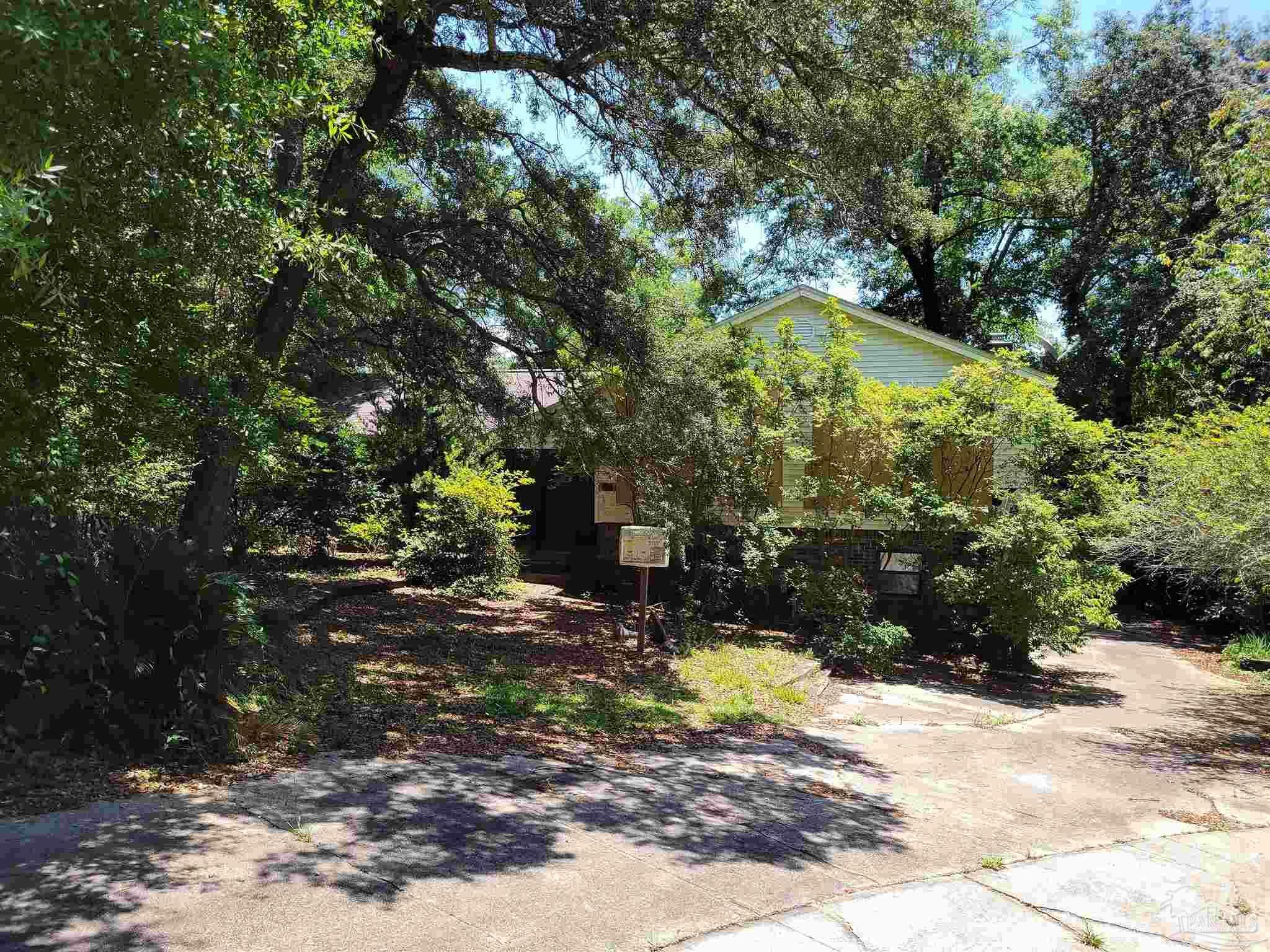 Property Photo: 5720 Avenida Robledal FL 32504