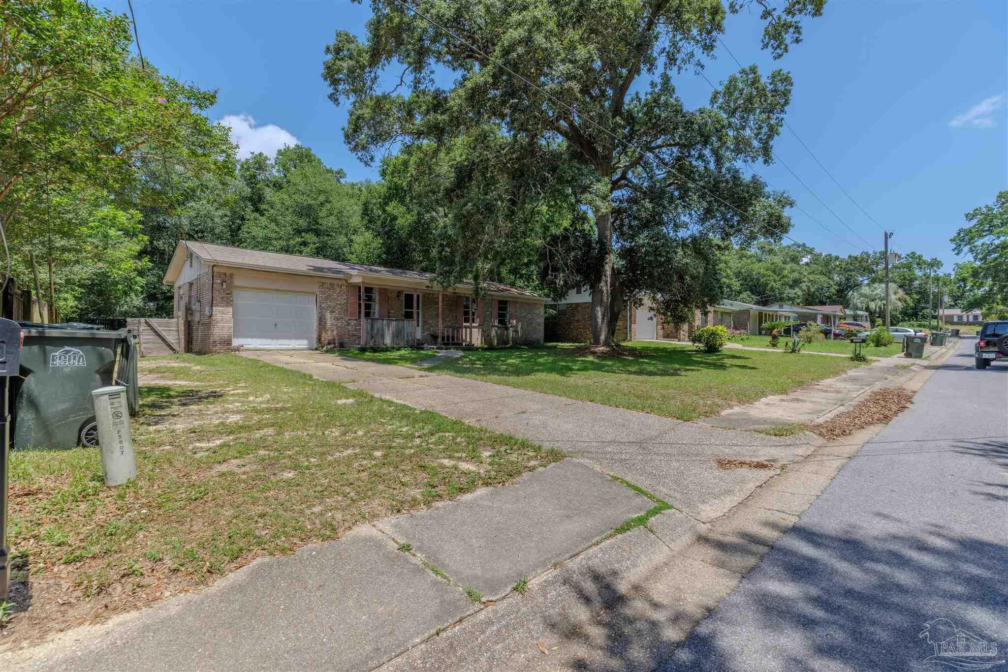 Property Photo: 5607 Scotland Cir FL 32526
