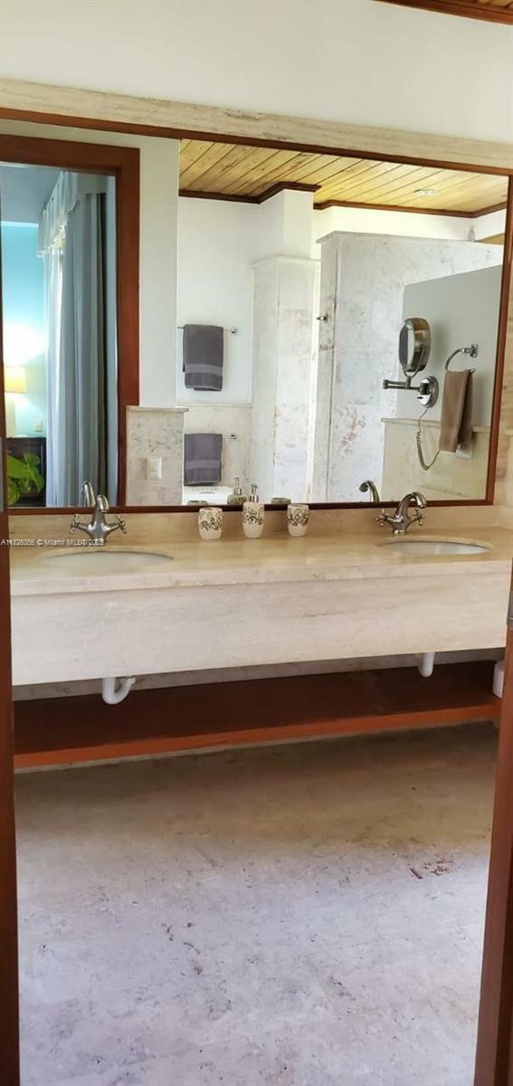 Property Photo:  