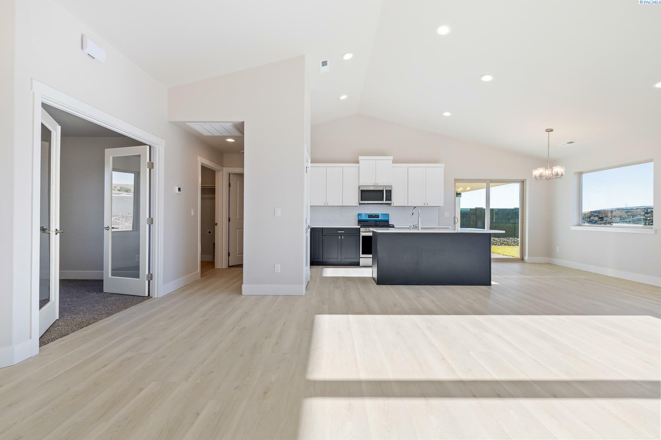 Property Photo: 6435 W 30th Pl WA 99338