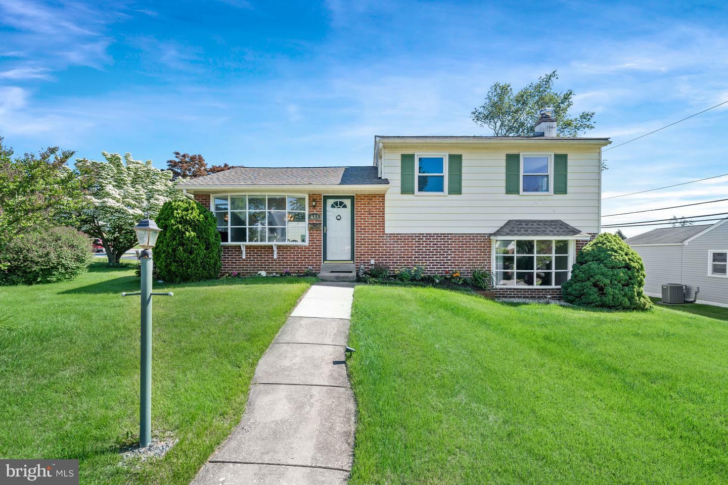 Property Photo: 411 Parkstone Way PA 19008
