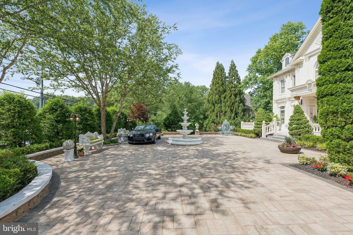 Property Photo: 423 Seneca Road VA 22066