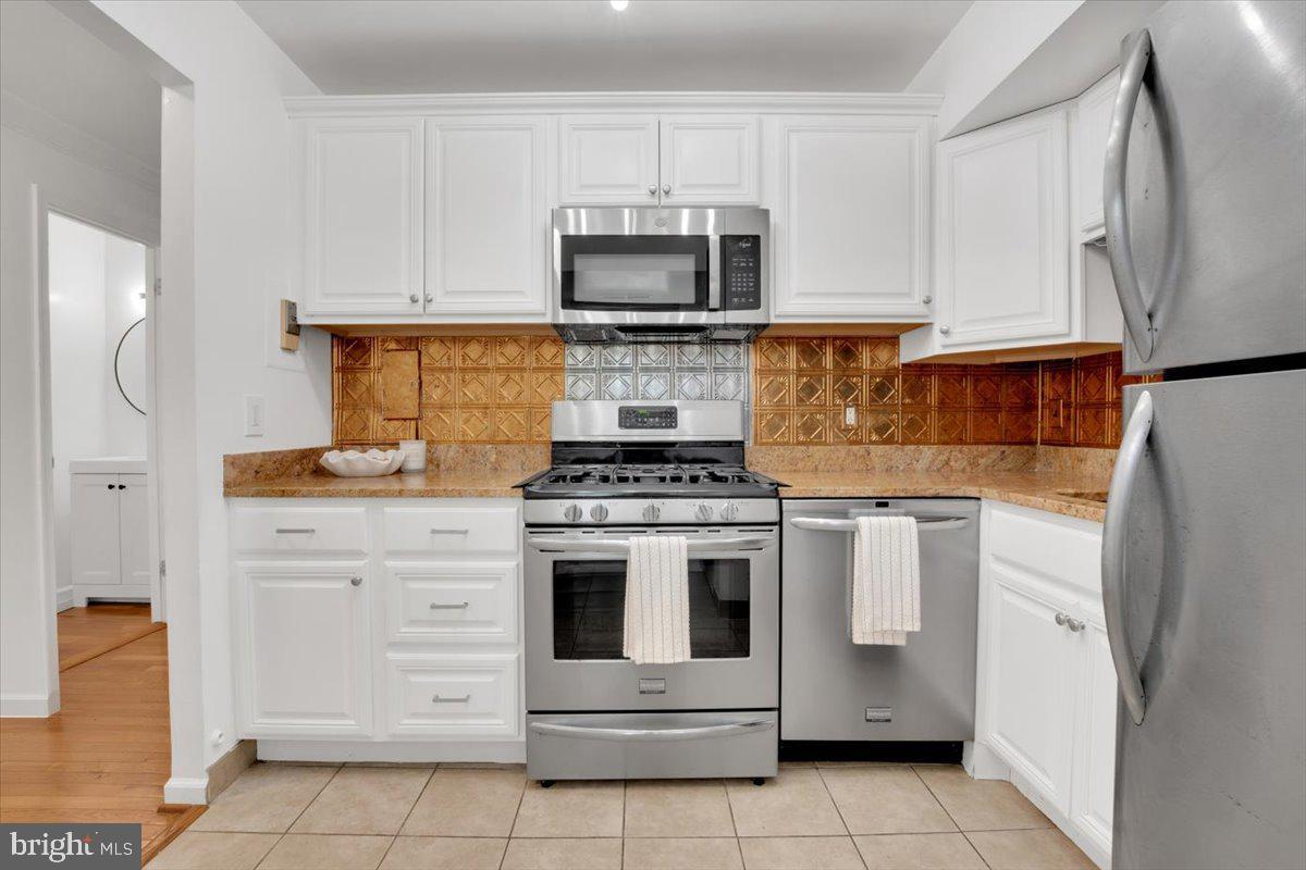 Property Photo: 5904 Mayflower Court VA 22312