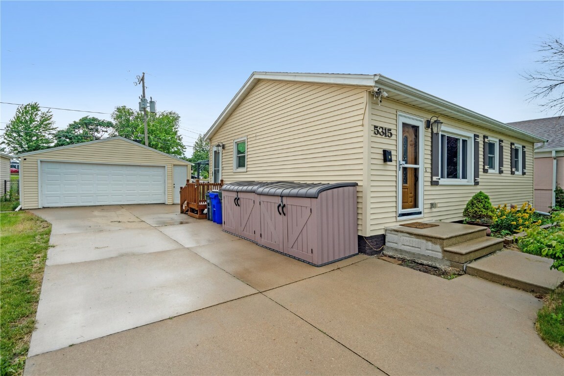 Property Photo: 5315 E Avenue NW IA 52405
