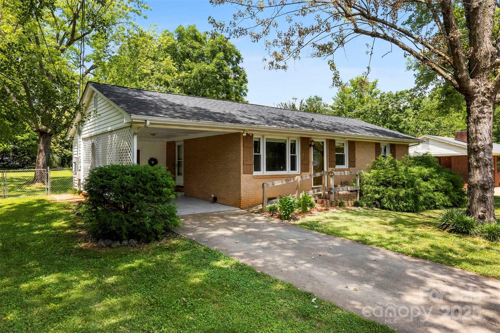 Property Photo: 814 W Gold Street NC 28086