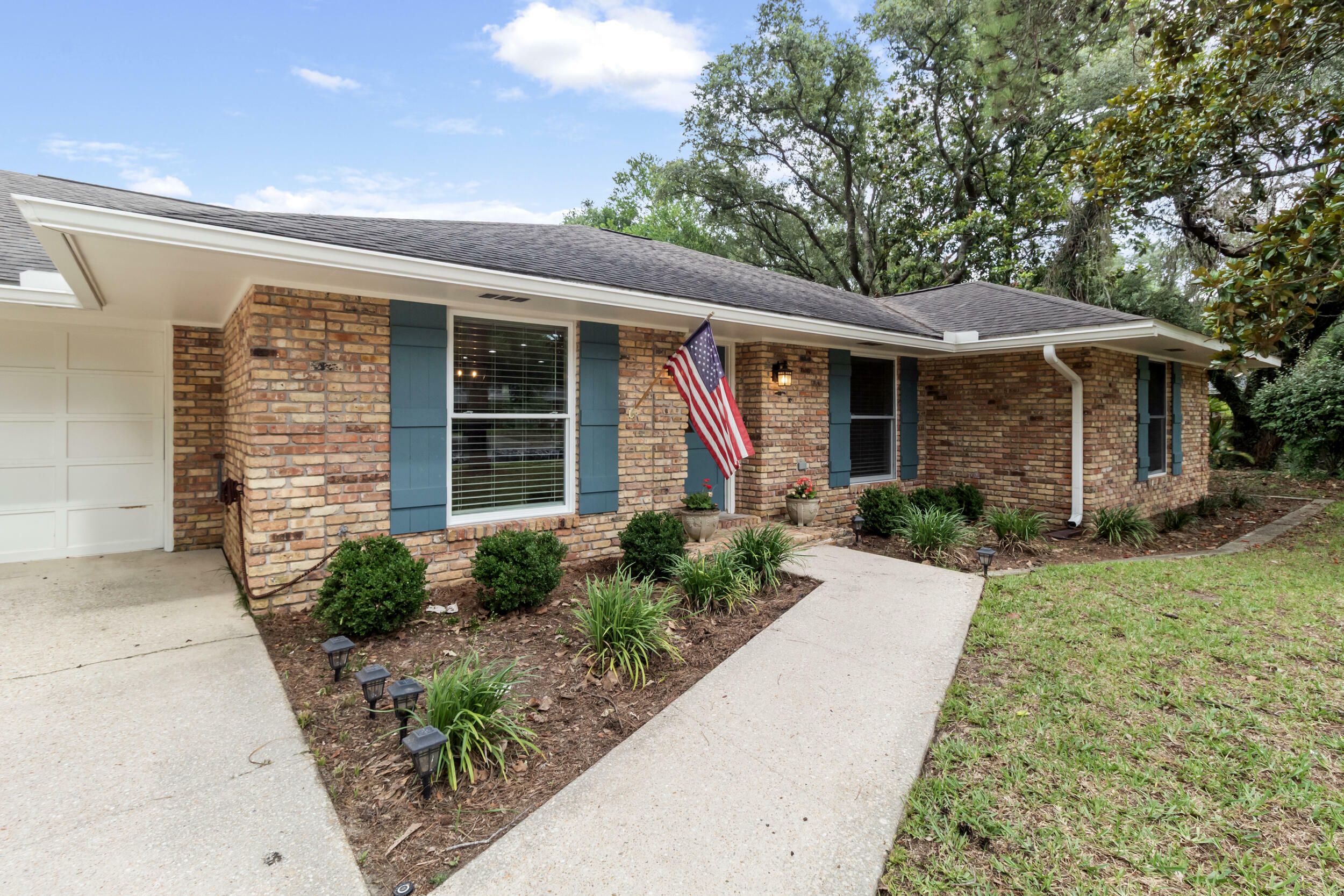 Property Photo: 612 NE Merioneth Drive FL 32547