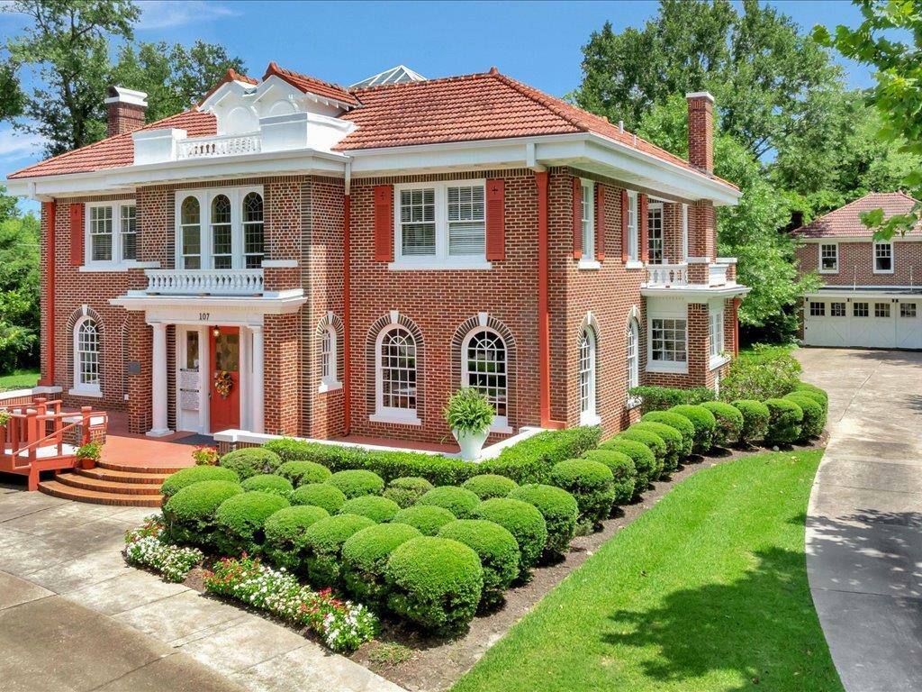 Property Photo: 107 W Kerr Ave TX 74904