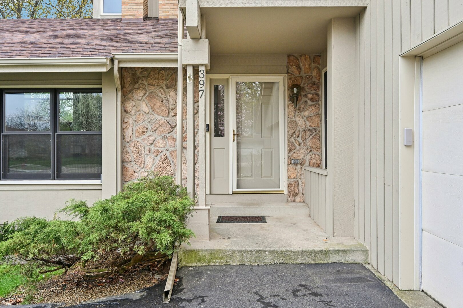 Property Photo: 397 Briarwood Court IL 60031