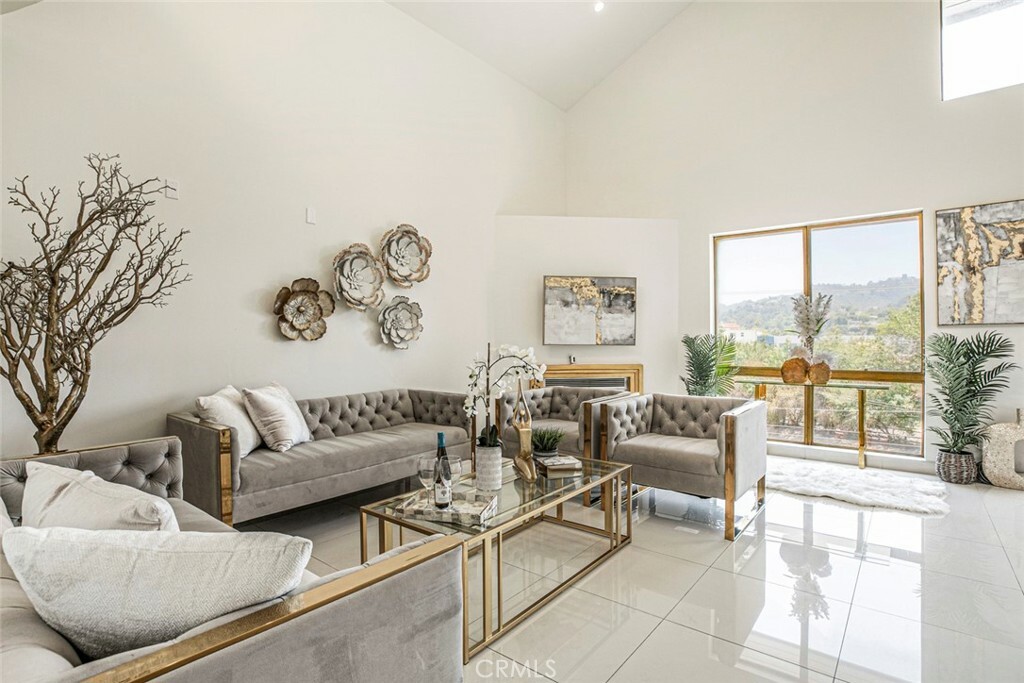 Property Photo: 13331 Moorpark Street 319 CA 91423