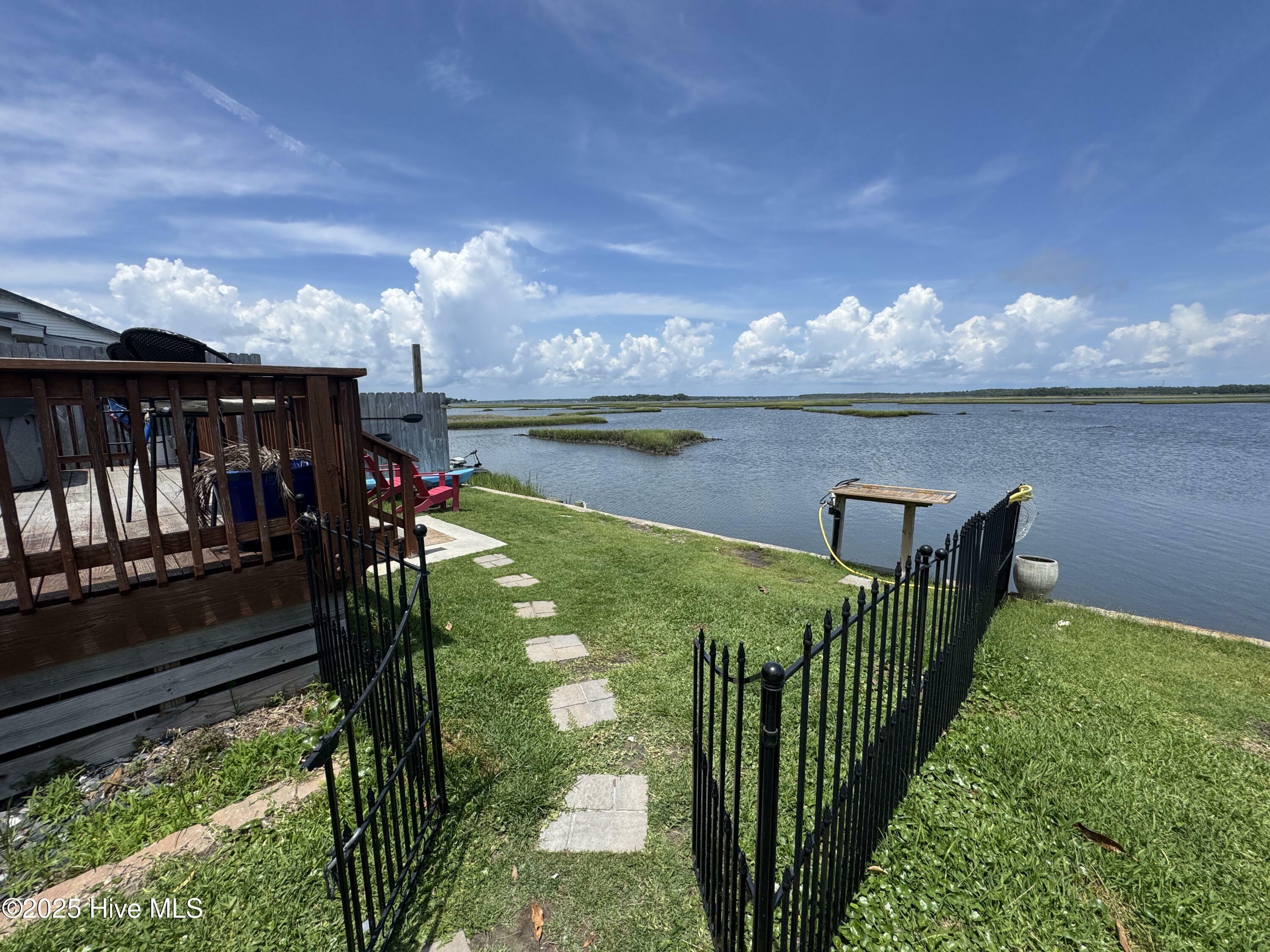 Property Photo:  123 Cedar Point Boulevard  NC 28584 