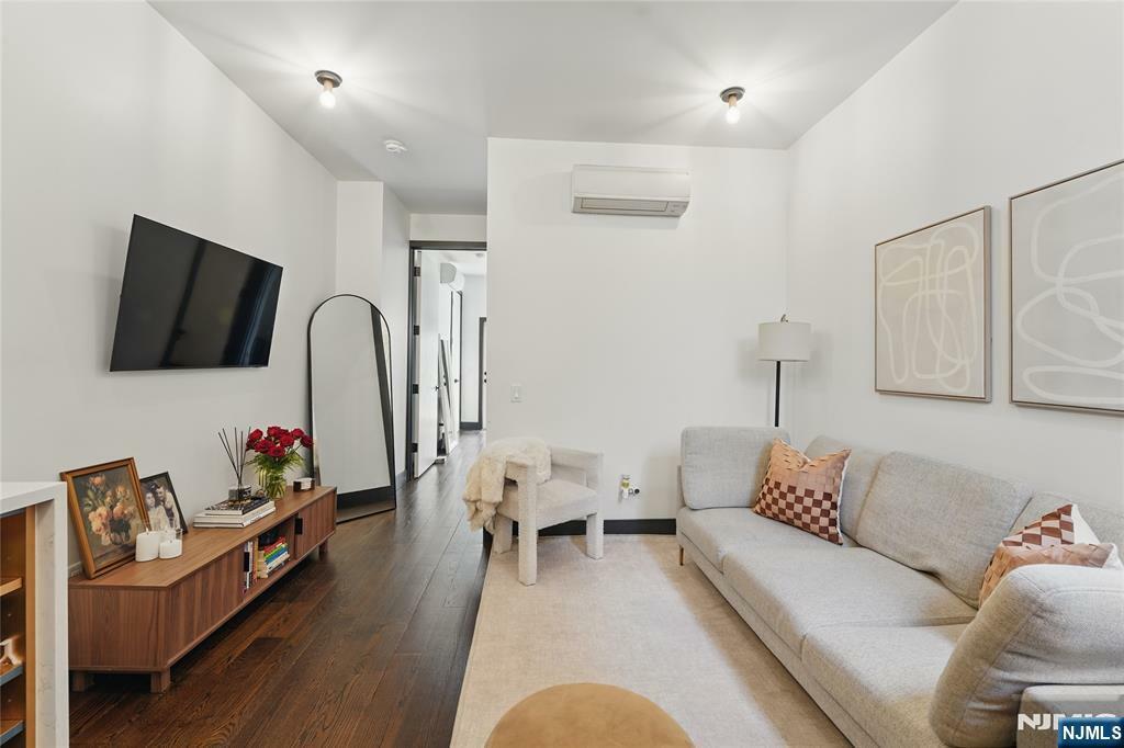 Property Photo:  43 Thorne Street 1B  NJ 07307 