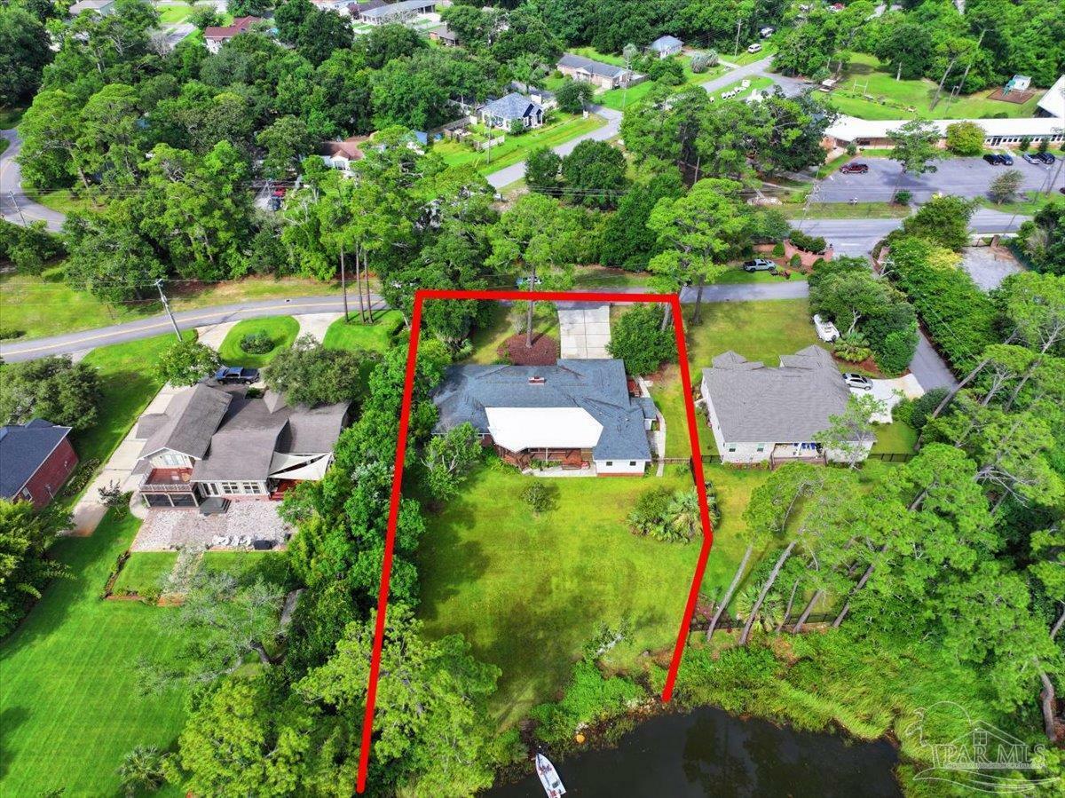 Property Photo: 4 Lakeside Dr FL 32507
