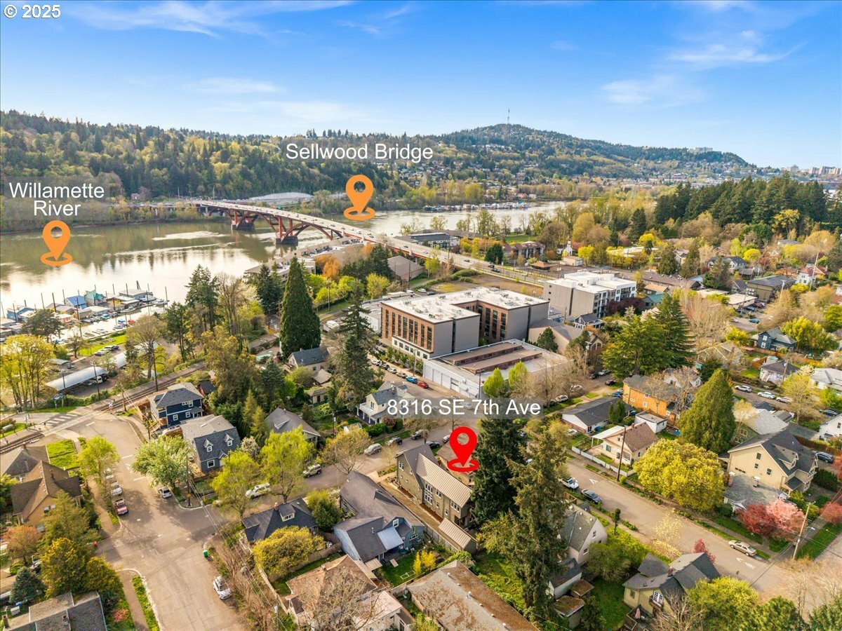 Property Photo: 8316 SE 7th Ave OR 97202